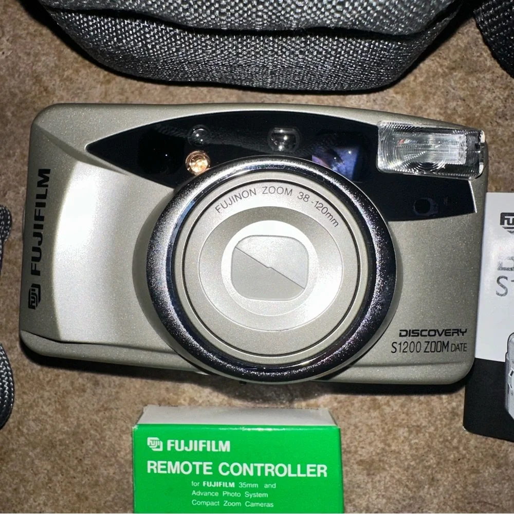 Fujifilm S1200 Discovery Zoom Date 120 35mm Point Shoot, Brand New Remote, Case